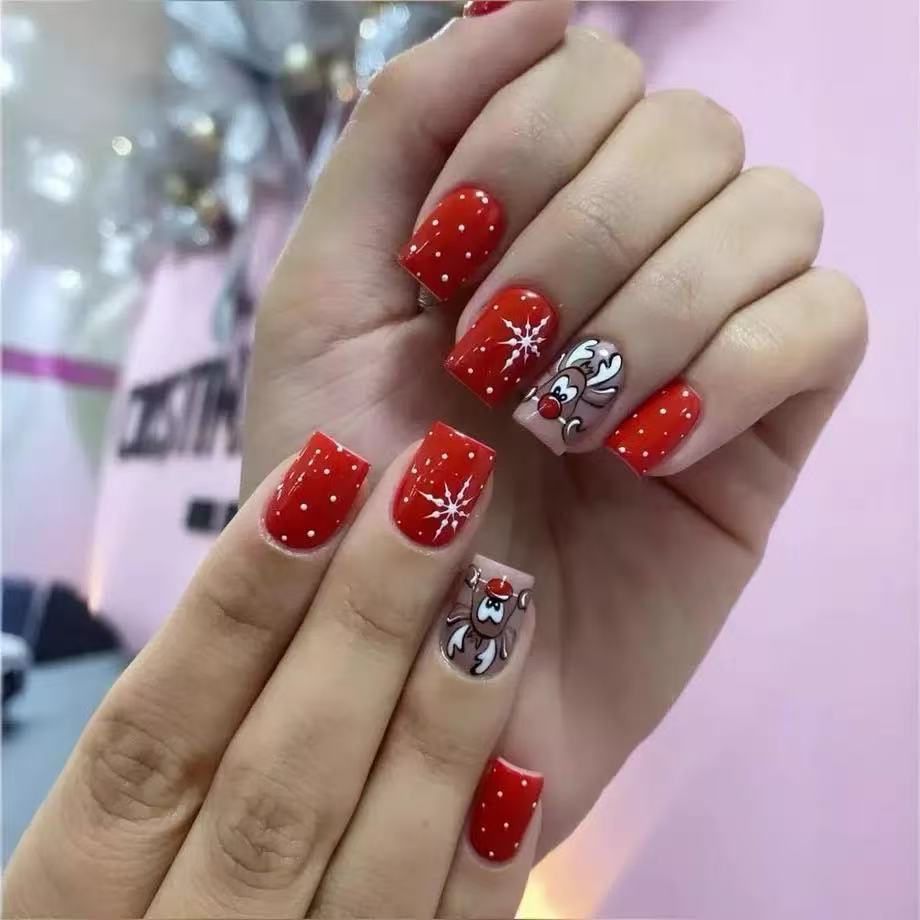Weihnachts Kunstnagelset mit lebendigen Rentier- und Schneeflockenmotiven Brehn