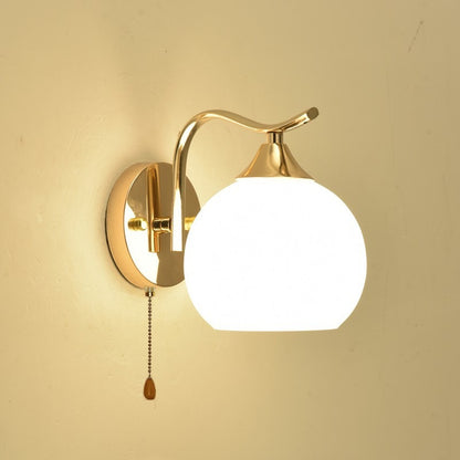 Elegante Wandlampe Globe mit goldener Oberfläche