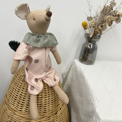 Handgemachte Leinenkaninchenpuppe mit kariertem Baumwollkleid