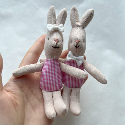 Miniatur Leinen Kaninchen Komforter Plüsch mit Gingham-Taschenkleid und Ripsband-Schleife