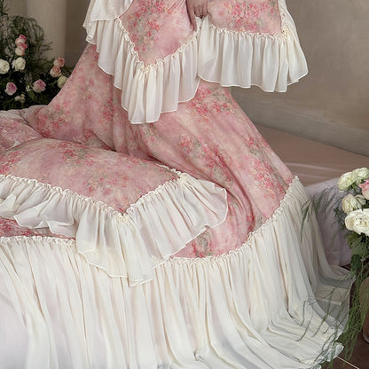 Romantische Satin-Bettwäschegarnitur mit floralem Aquarellprint und üppigem Chiffon-Volant
