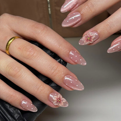 Kunstnagelset mit funkelnden Akzenten und floralem Design Brehn
