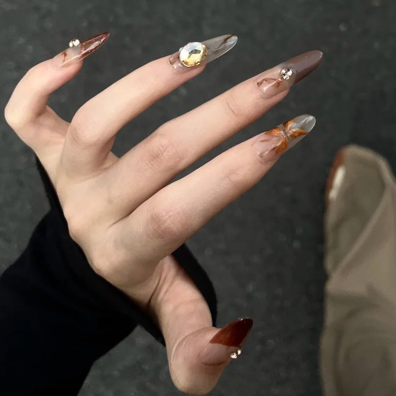 Kunstnägel mit eleganten 3D-Details und funkelnden Akzenten Brehn