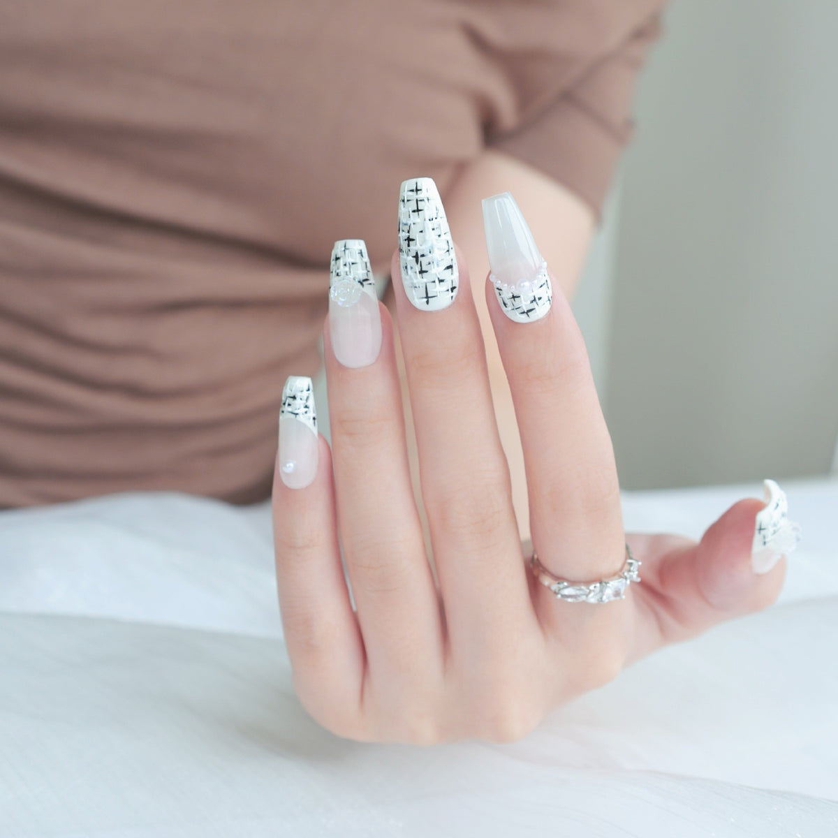 Künstlerisches Press-On-Nagelset mit floralen Verzierungen