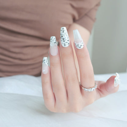Künstlerisches Press-On-Nagelset mit floralen Verzierungen