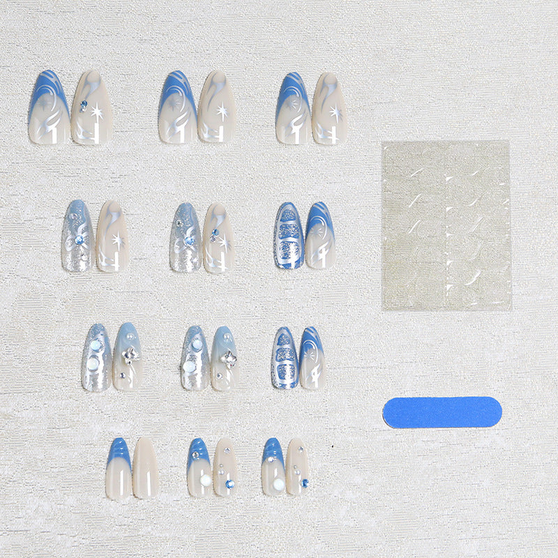 Kunstvolle 3D-Nagelspitzen mit zartem Design Brehn