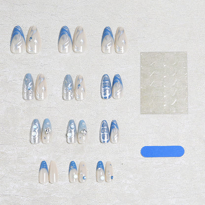 Kunstvolle 3D-Nagelspitzen mit zartem Design Brehn