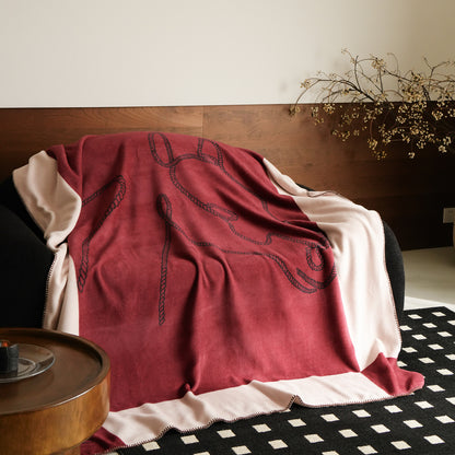 Wohndecke mit gesticktem Kordelmotiv und Ziernaht