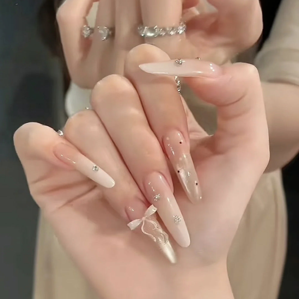 Kunstnägel mit Elegantem Ombre-Effekt und Zarten Strassverzierungen Brehn
