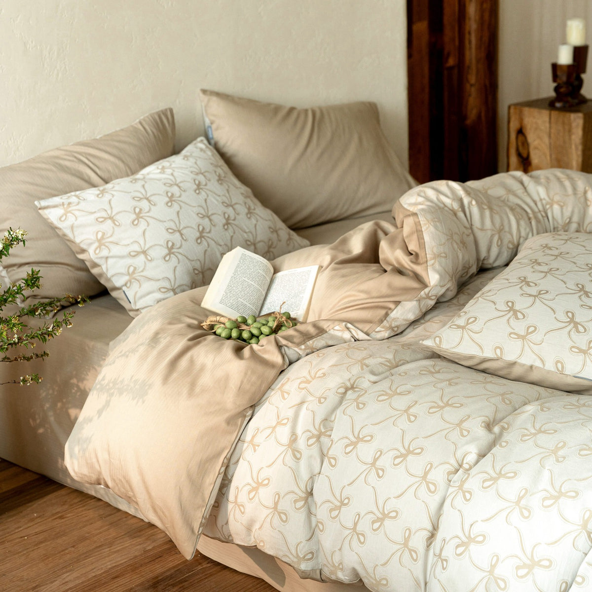 Duvetbezug-Garnitur aus Baumwoll‑Renforcé mit feinem Toile‑Blumenmuster und extraweichem Jersey‑Spannbettlaken