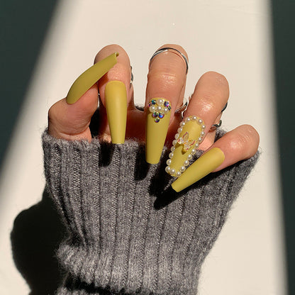 Kunstvolle Stiletto-Nägel mit luxuriösen Glitzerakzenten Brehn