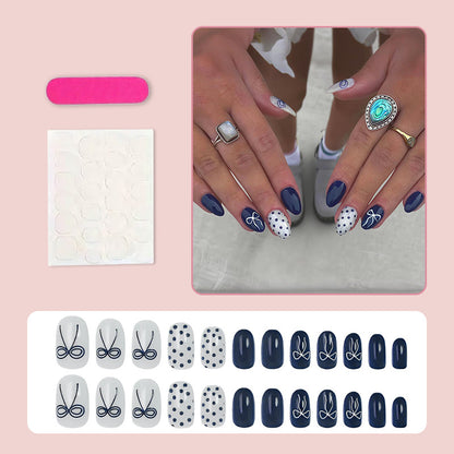Kunstnagelset mit stilvollen Schleifen- und Punkten Brehn