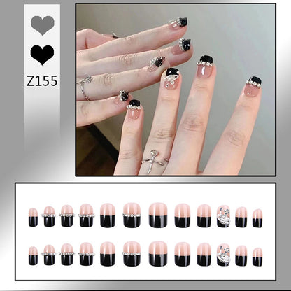 Kunstnagelset mit eleganten Glitzerverzierungen und schimmernden Akzenten Brehn