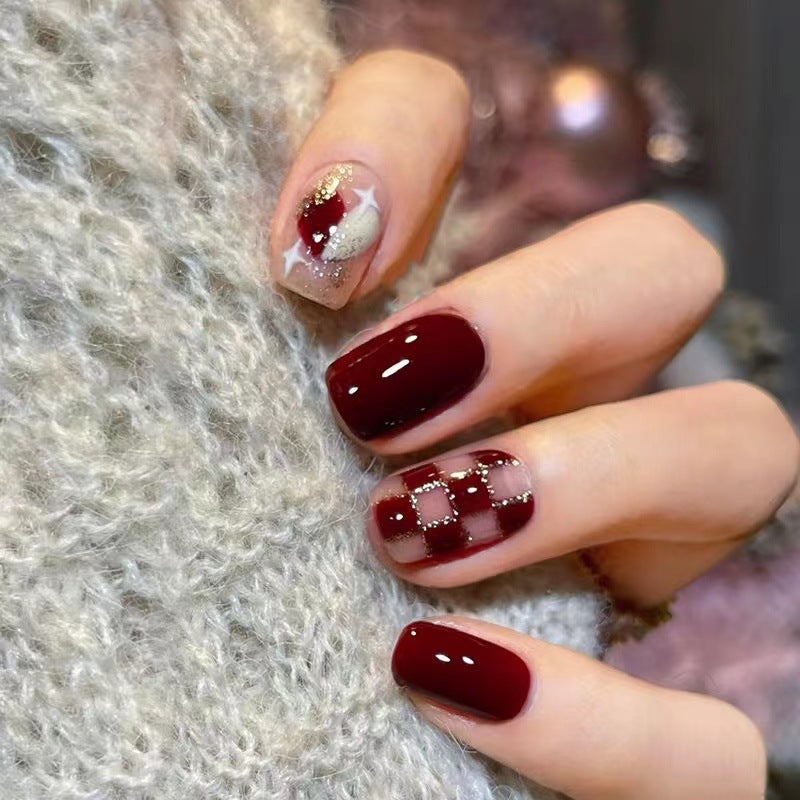 Trendige Nagelkunst mit edlen Akzenten Brehn