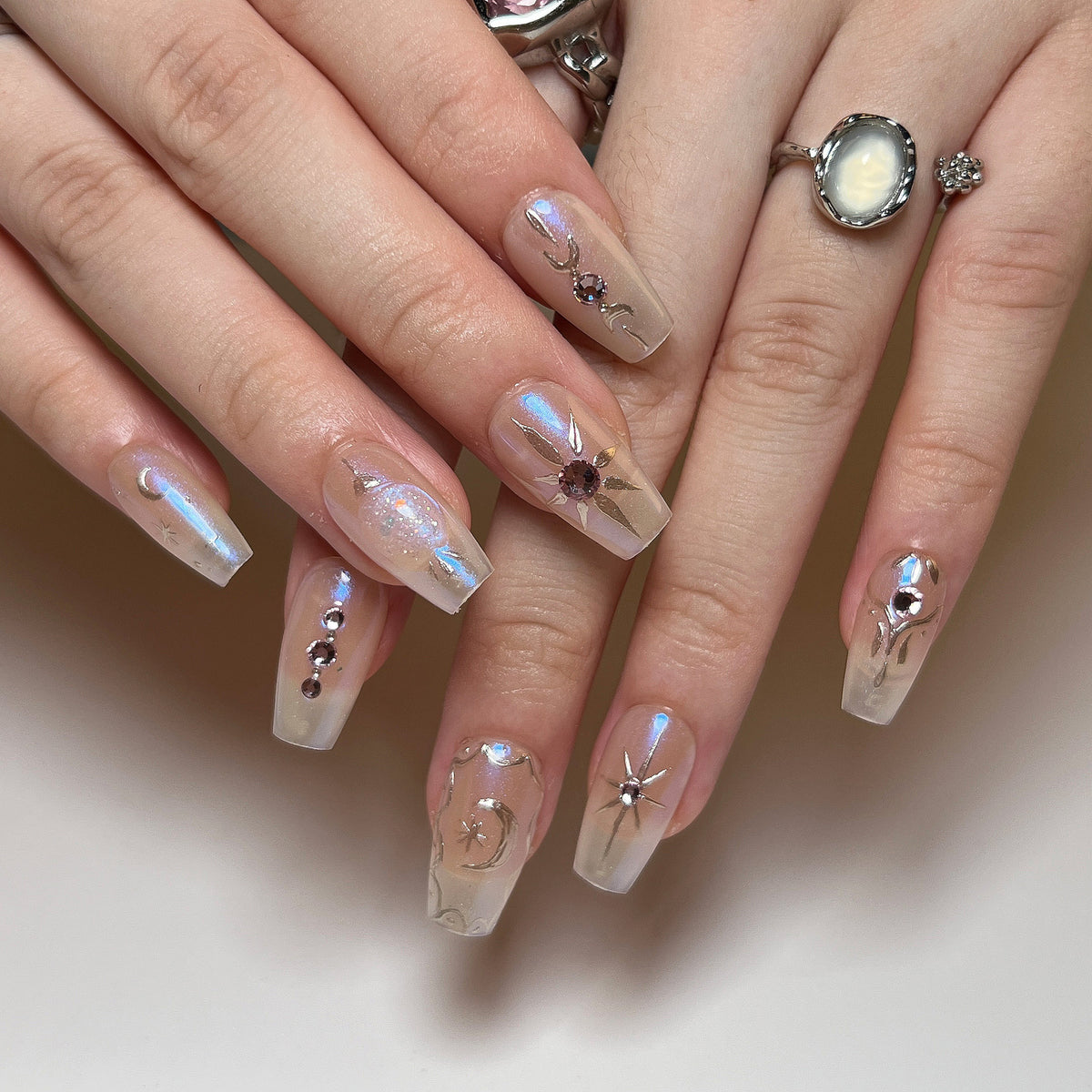 Künstliche Nagelkunst mit eleganten Strass- und Glitzereffekten Brehn