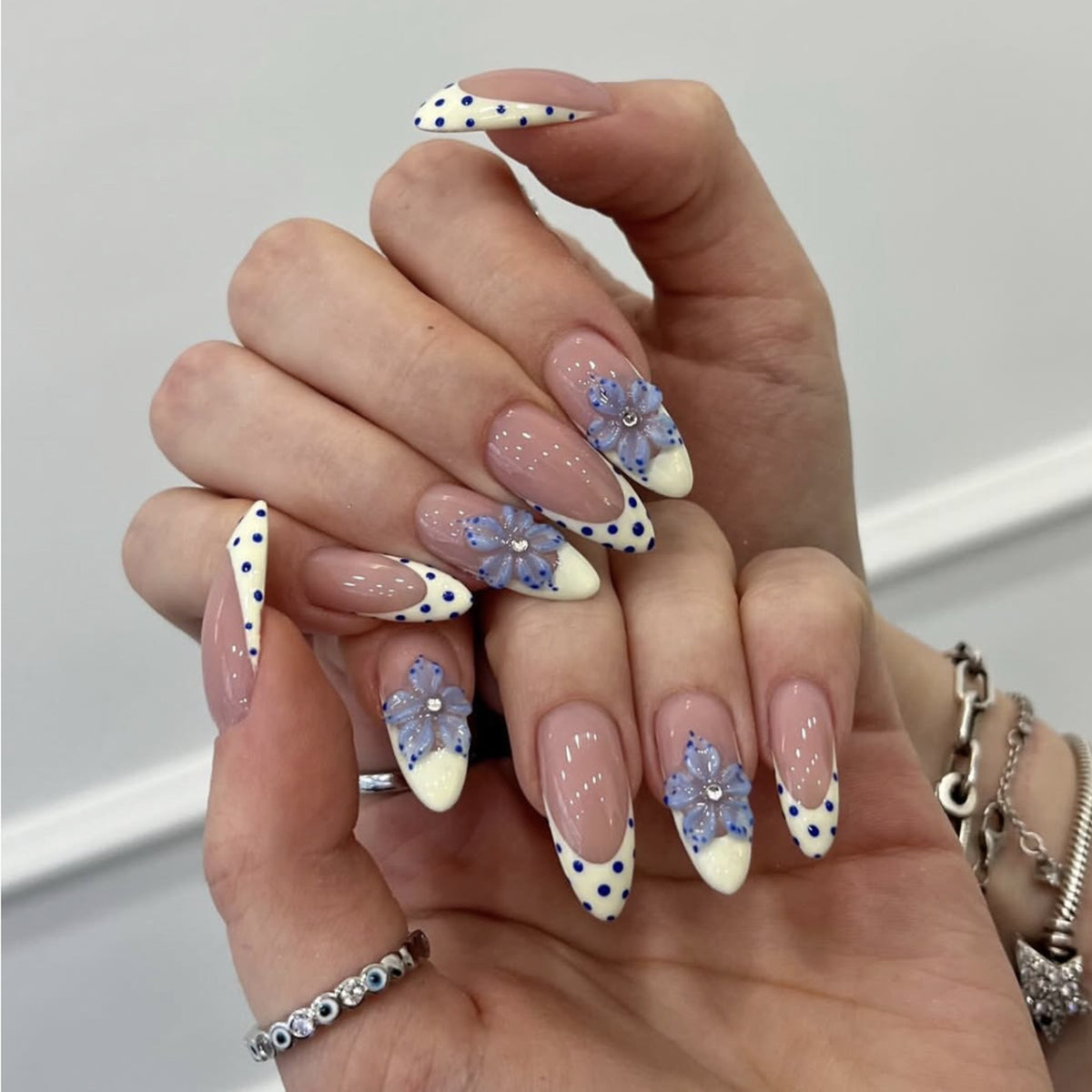 Kunstvolle Stiletto-Nägel mit floralem Design Brehn