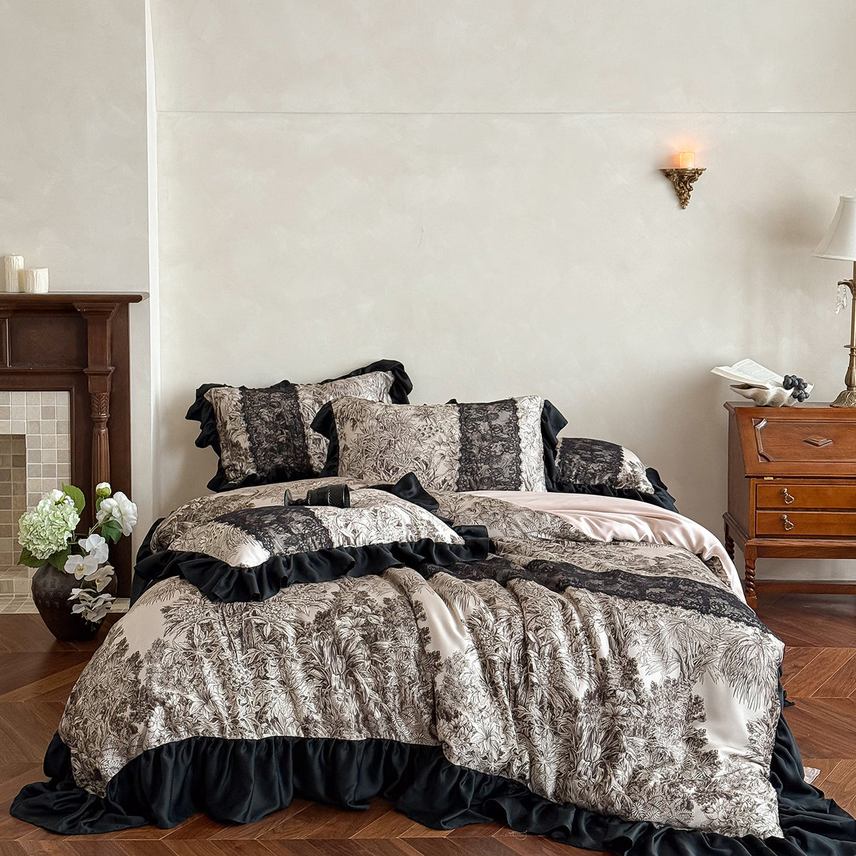 Luxuriöses Satin-Bettwäsche-Set mit Rüschenabschluss und detailreichem Toile-de-Jouy-Print Brehn