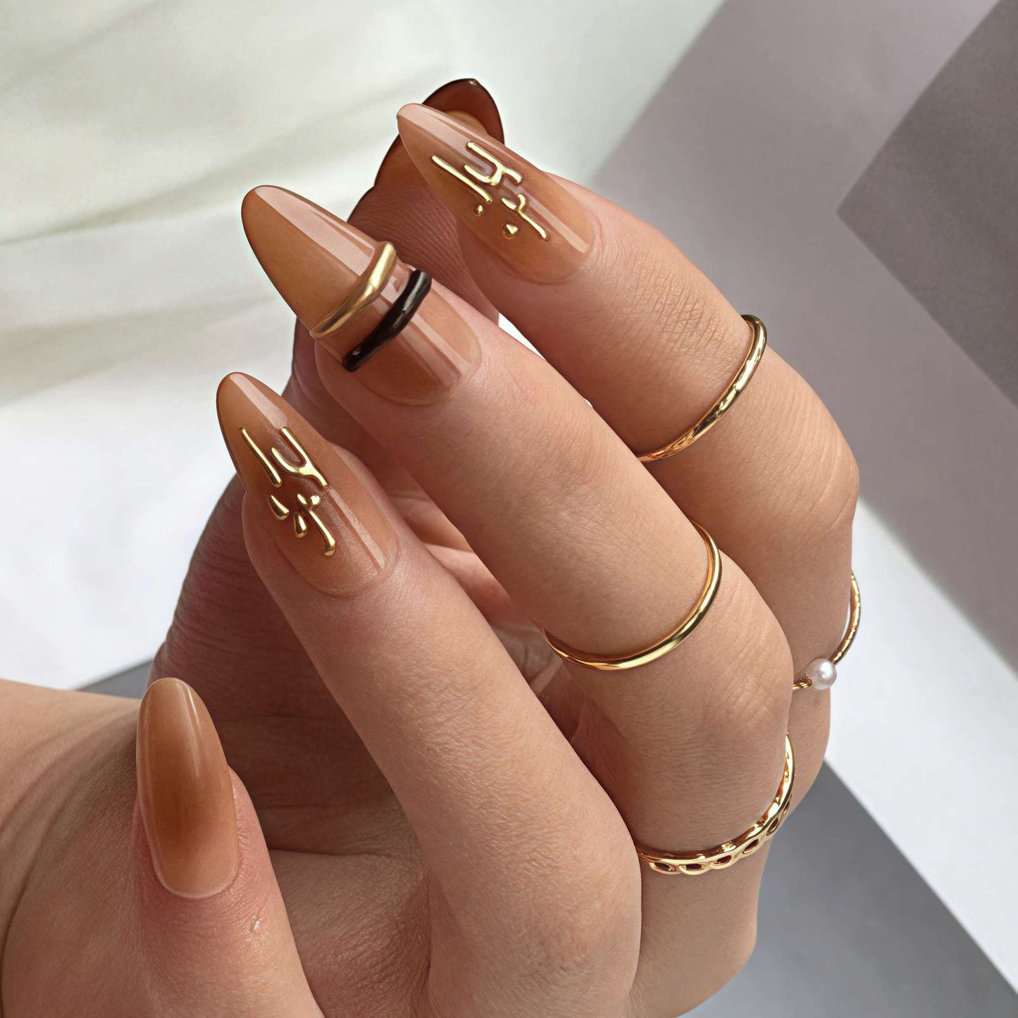 Elegante Ombre Press-On Nagelspitzen mit metallischen Akzenten Brehn