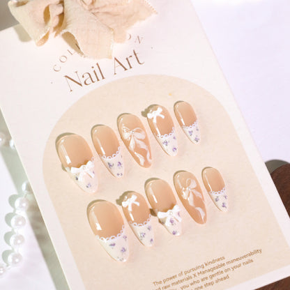 Kunstvolle Nagelkunst mit eleganten Schleifen und Strass-Details Brehn
