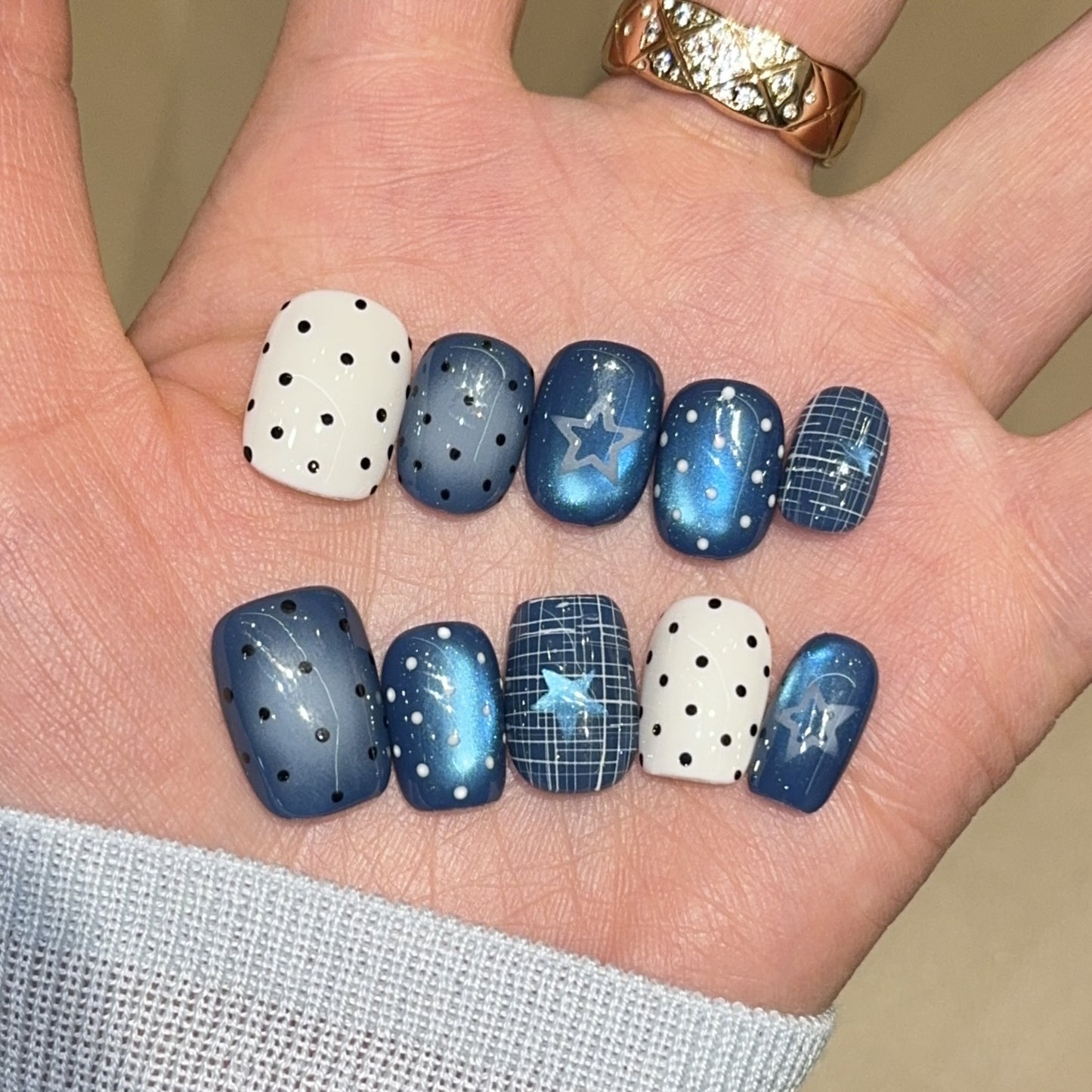 Kunstnägel mit Stilvollem Sternen- und Punktedesign Brehn