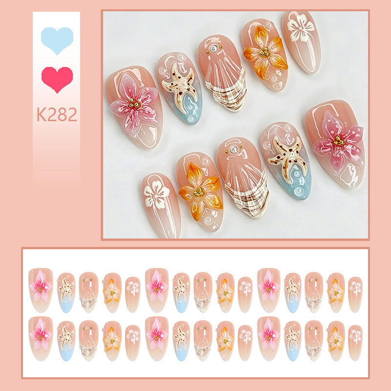 Kunstnägel mit floralen Verzierungen Brehn