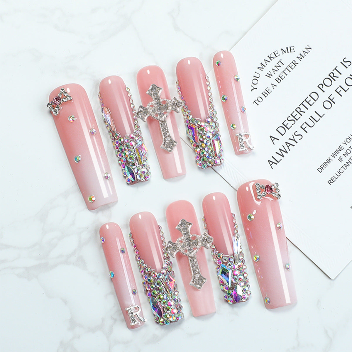 Kreatives Kunstnagelset mit glamourösen Strassverzierungen Brehn