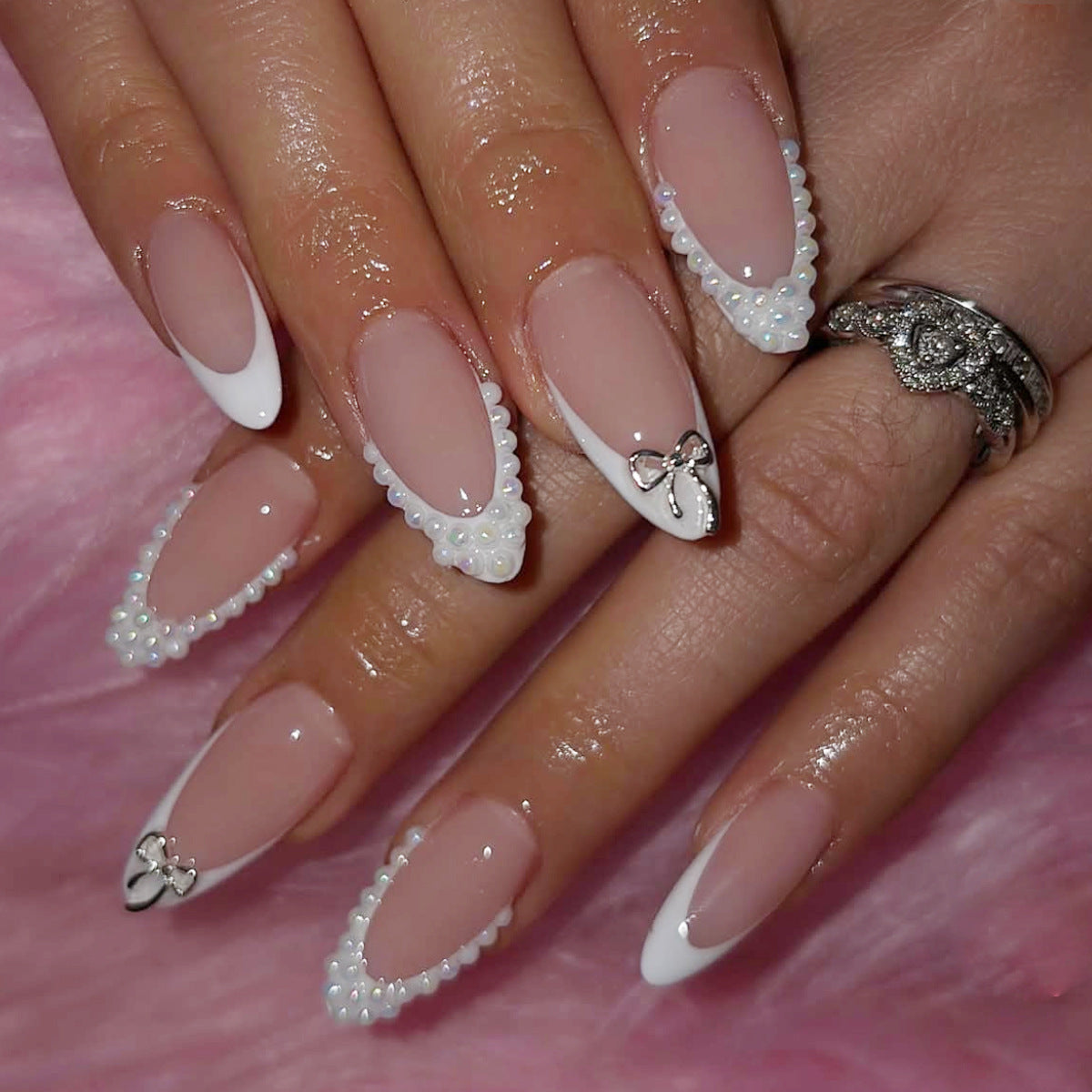 Elegante Perlenakzentuierte Stiletto Nagelkunst Brehn
