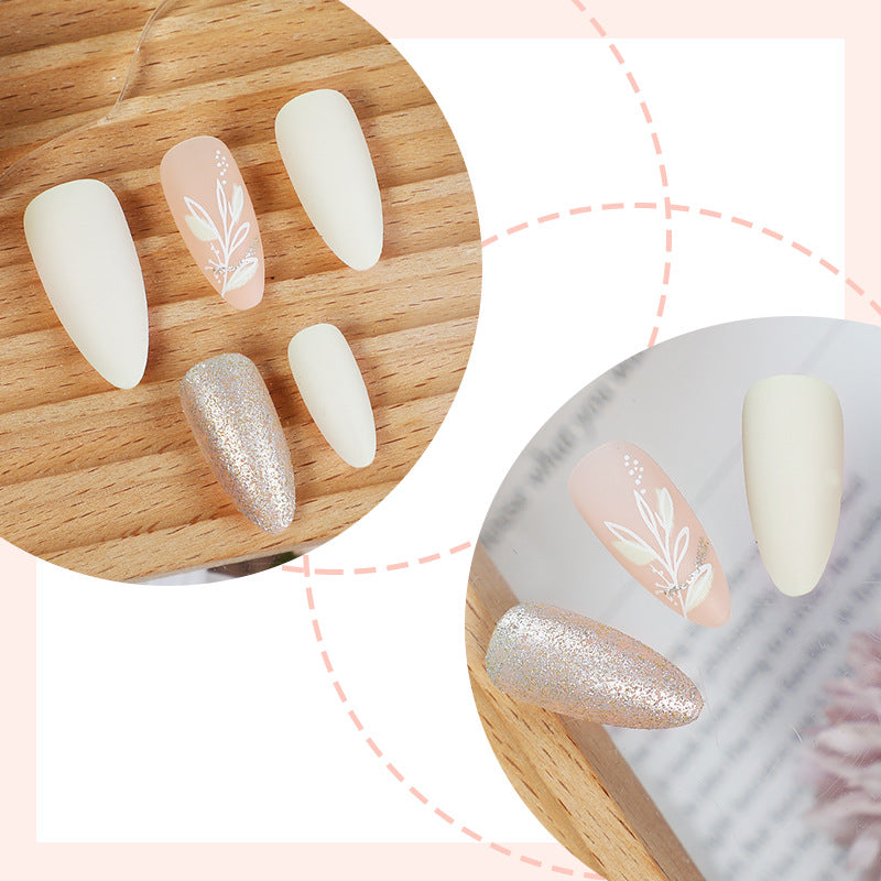 Kreatives Nagelset mit eleganten Verzierungen Brehn