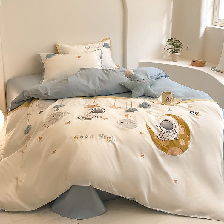 Verspieltes Bettwäsche-Set aus Baumwollsatin mit applizierten Cartoon-Motiven, Volant-Rüschen und dekorativen Kissenbezügen Brehn