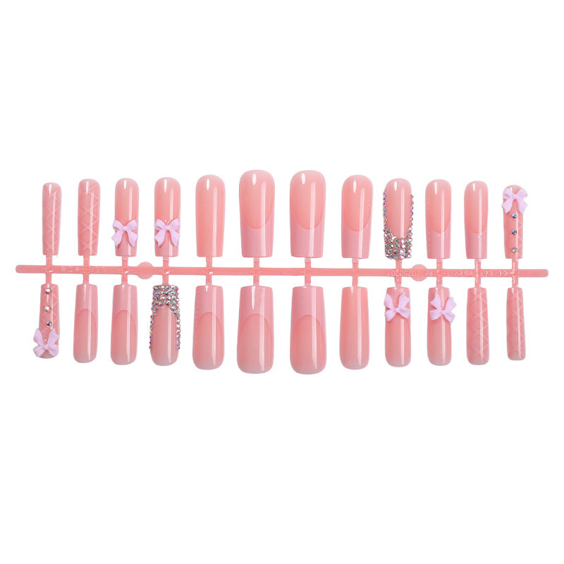 Dekoratives Nail Art Press-On Set mit Schleifen- und Schmuckakzenten Brehn