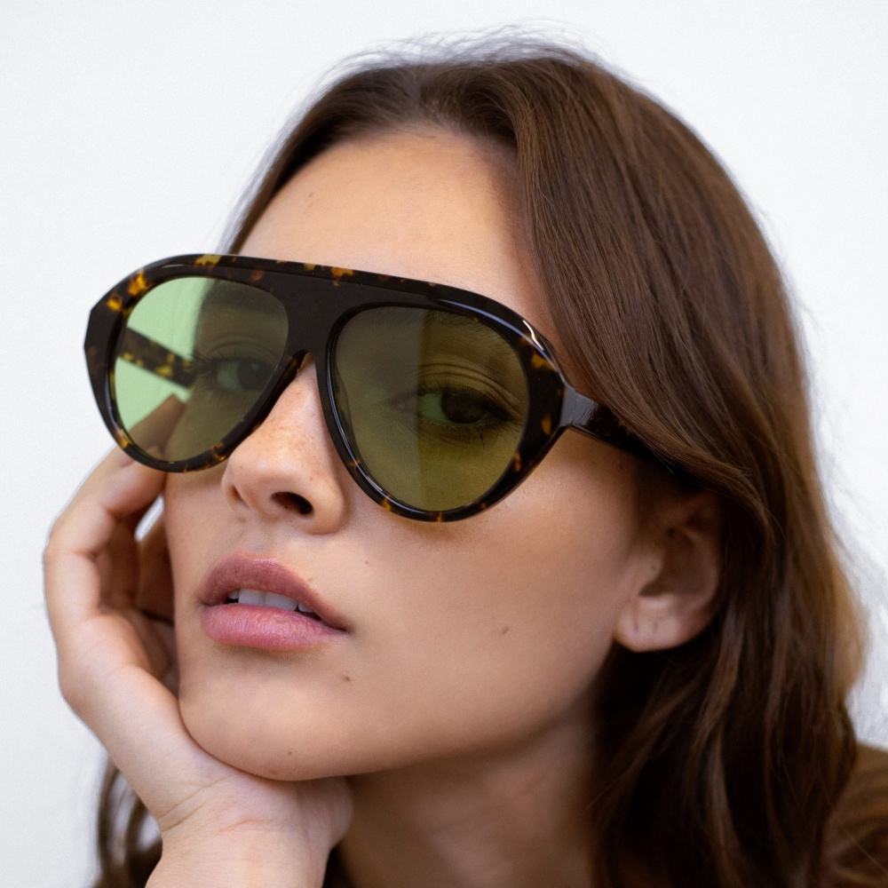Damen Statement Sonnenbrille mit breitem Rahmen und grünen Gläsern Brehn