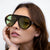 Damen Statement Sonnenbrille mit breitem Rahmen und grünen Gläsern Brehn