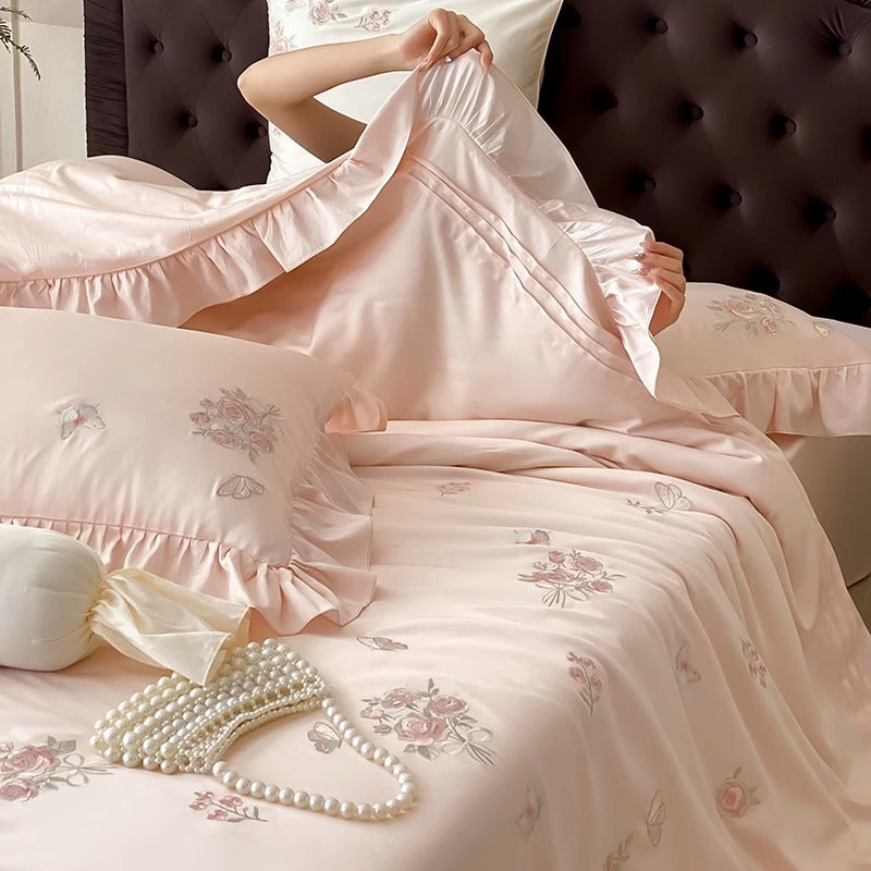 Satin-Effekt Bestickte Rosen Bettbezug Set mit Rüschensaum & Dekorativen Kissenbezügen