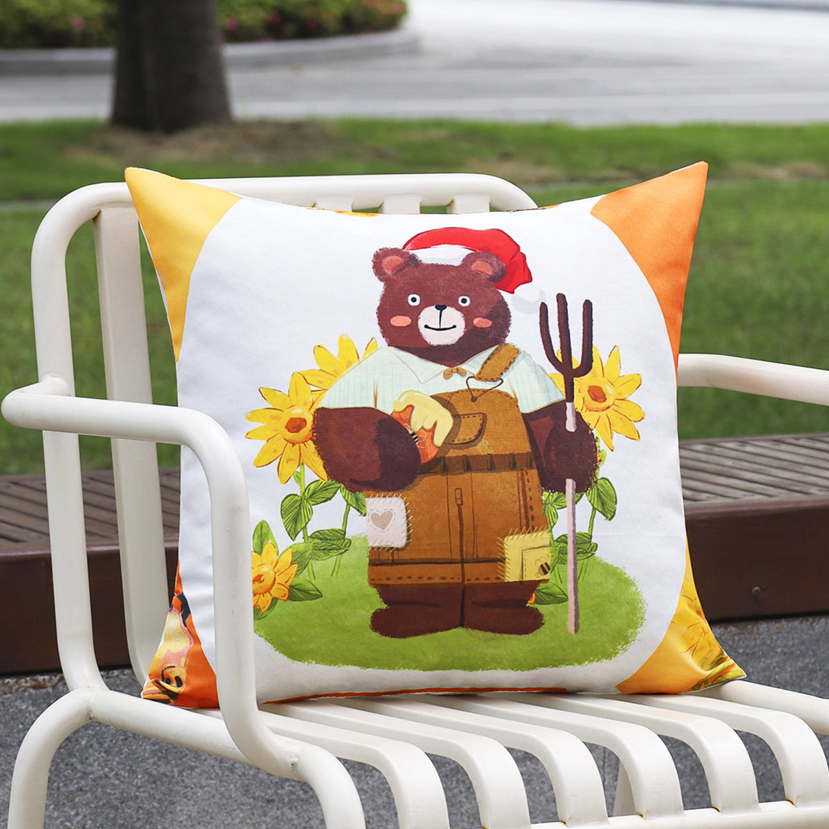 Quadratischer dekorativer Kissenbezug mit detailreichem Bienen‑ und Wabenprint Brehn