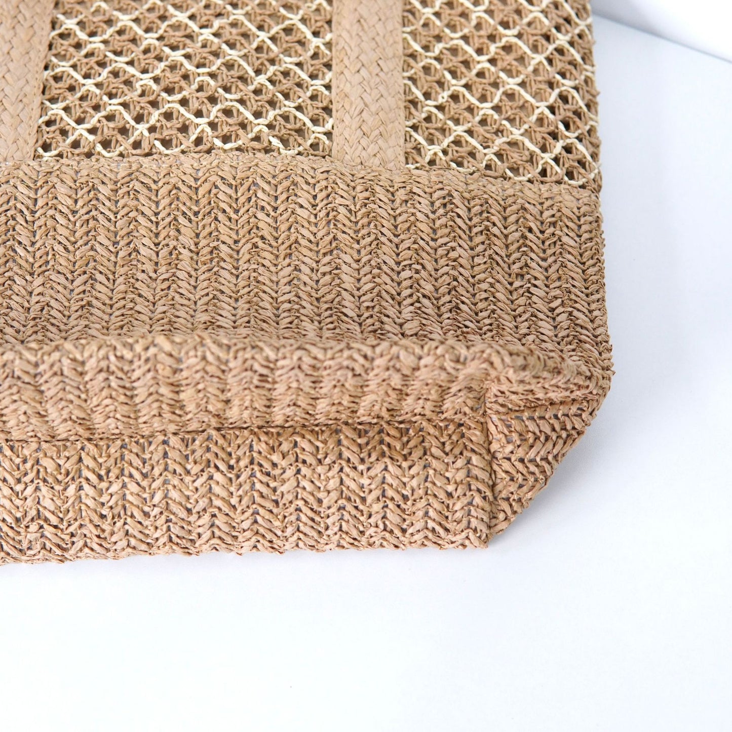 Strandtasche mit Netzstruktur und Quastendetails Brehn