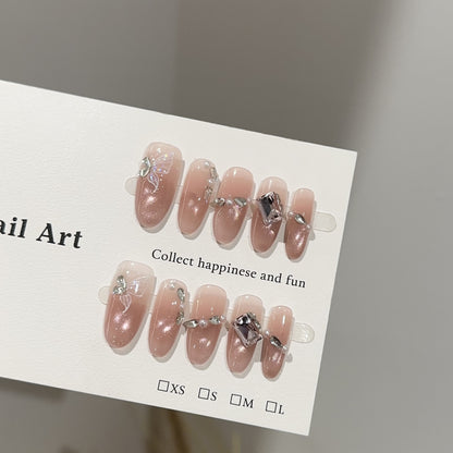 Elegantes Press-On-Nagelkunst-Set mit dekorativen Akzenten