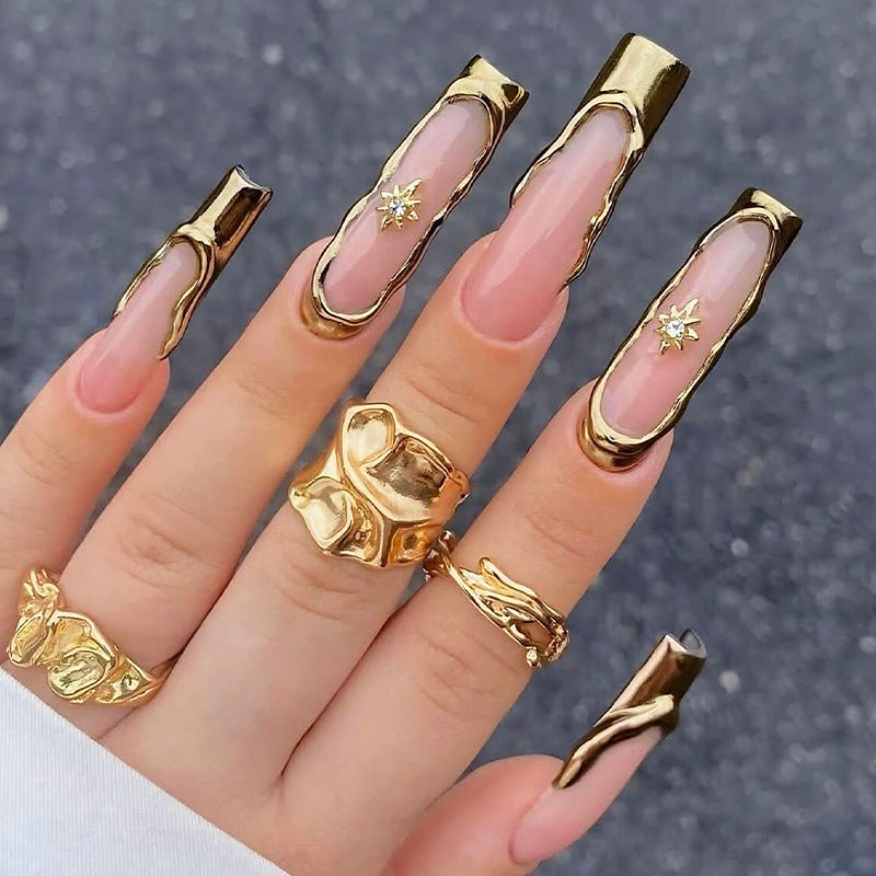Elegantes Press-On-Nagelkunst-Set mit goldenen Akzentdesign Brehn