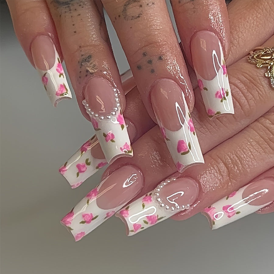 Kunstnagelset mit floralen Designs und eleganten Verzierungen Brehn