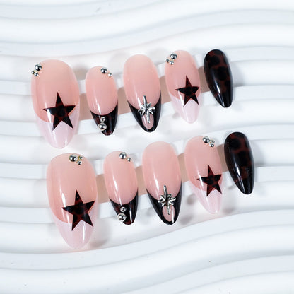 Kunstnagelset mit kreativen Sternenmotiven und Glitzerakzenten Brehn