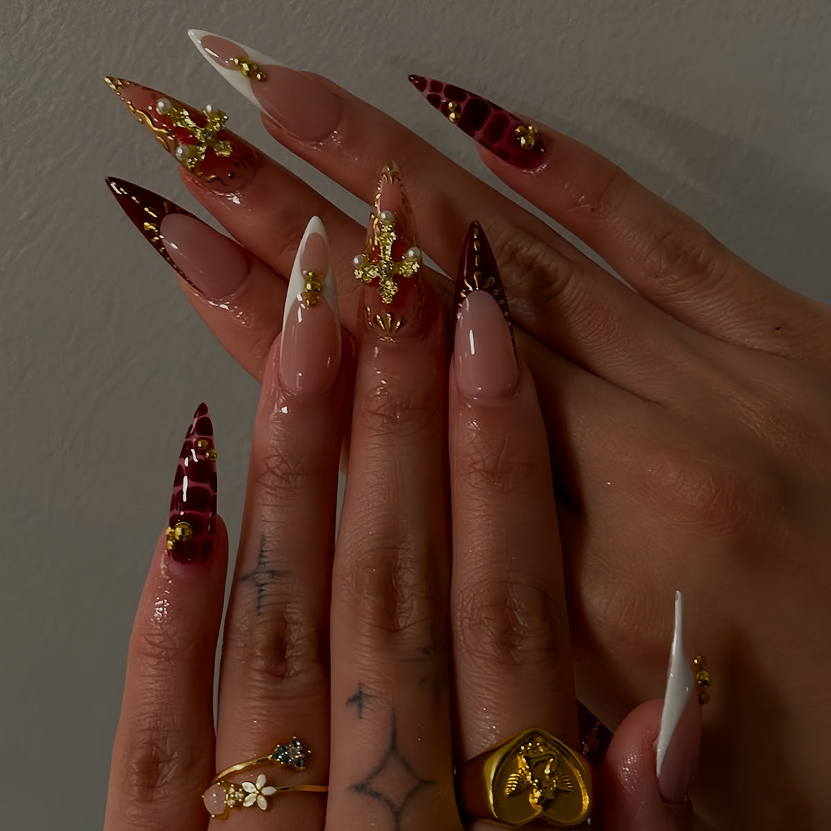 Glamouröse dekorative Stiletto-Press-on-Nagelset Brehn