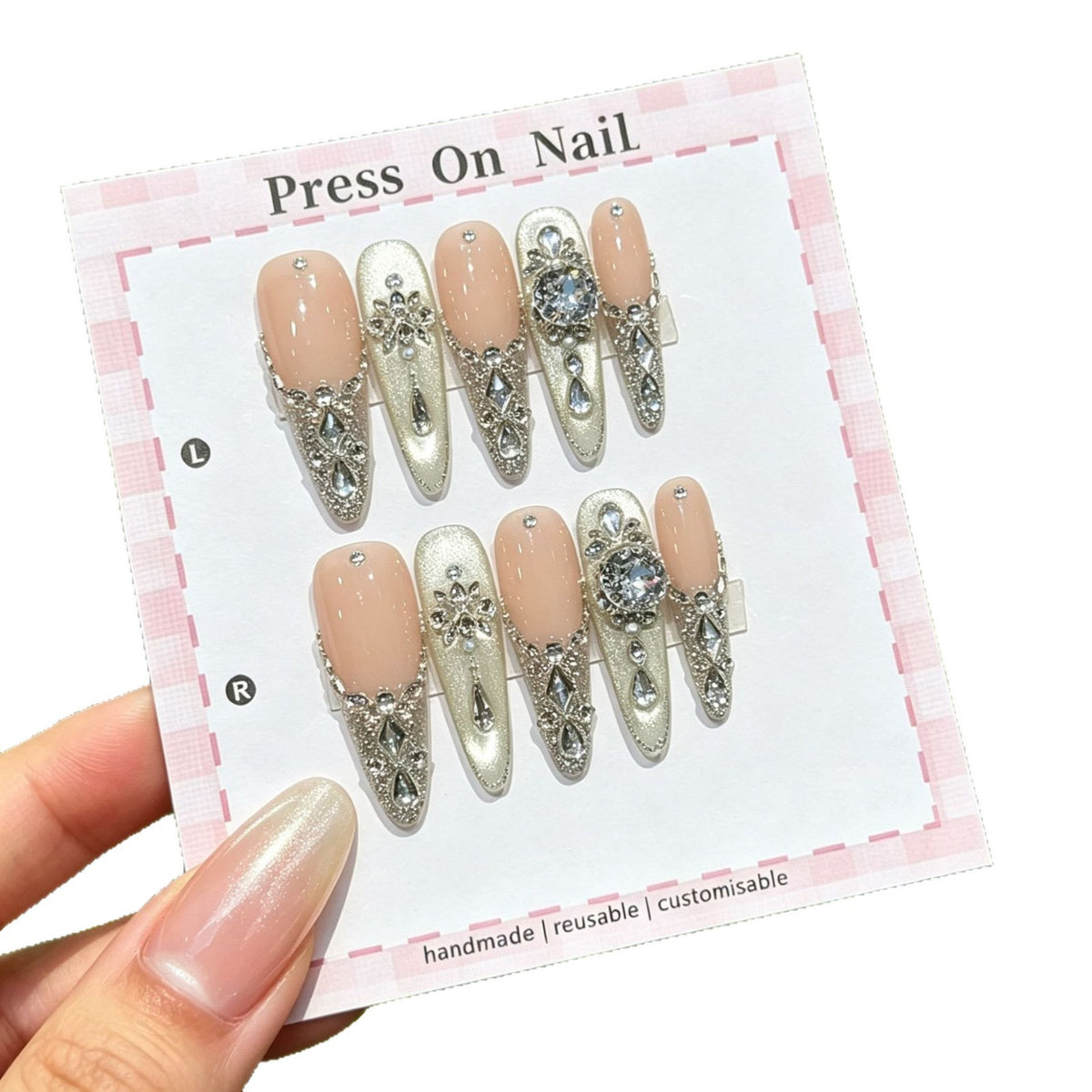 Dekoratives Press-On Nagelkunstset mit eleganten Edelsteinen