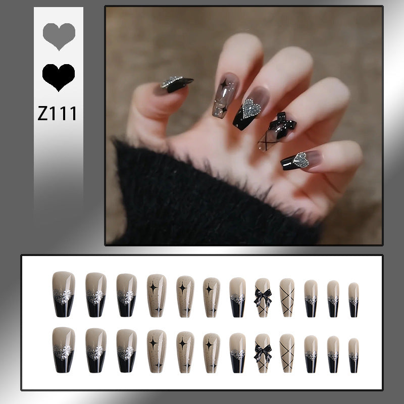 Kunstnagelset mit eleganten Glitzerverzierungen und schimmernden Akzenten Brehn