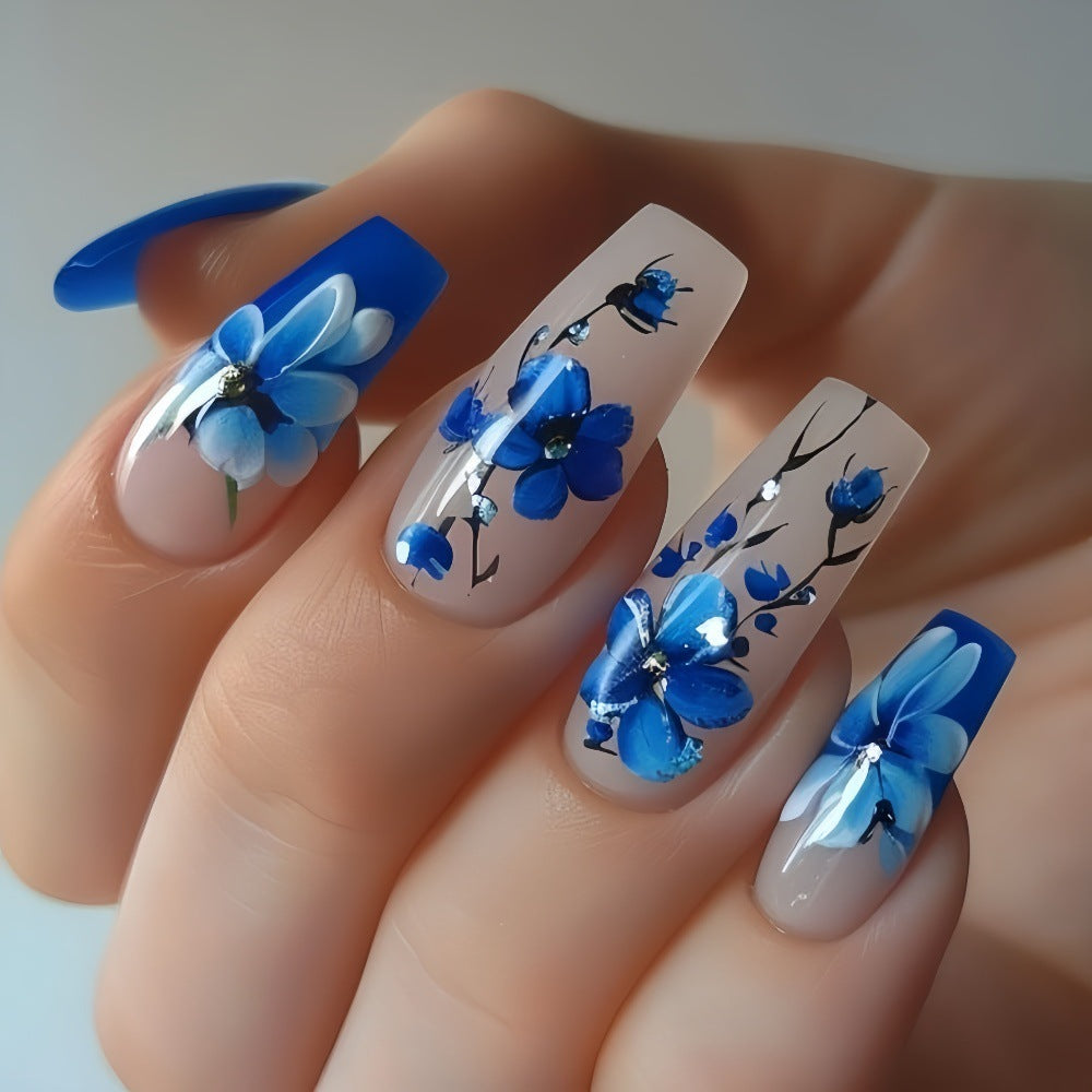 Kunstnägel mit floralen Akzenten Brehn