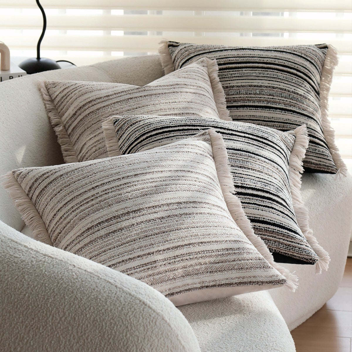 Quadratischer Leinen-Baumwoll Kissenbezug mit feinem Streifenrelief und dekorativen Fransen Brehn