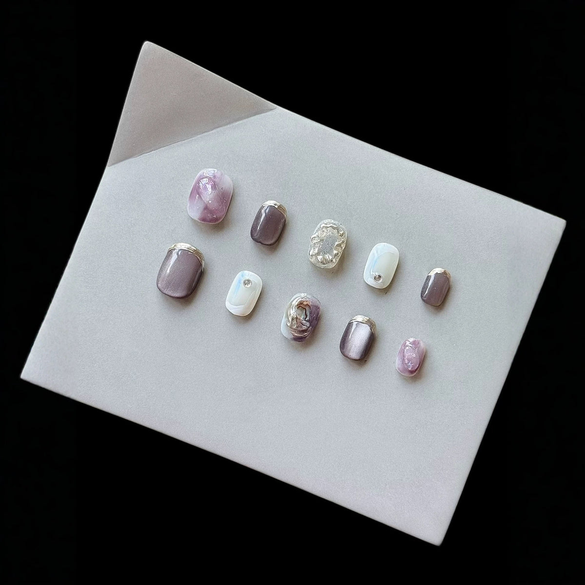 Künstlerisches Press-On Nagelkunst Set mit einzigartigen Ombre- und metallischen Akzenten