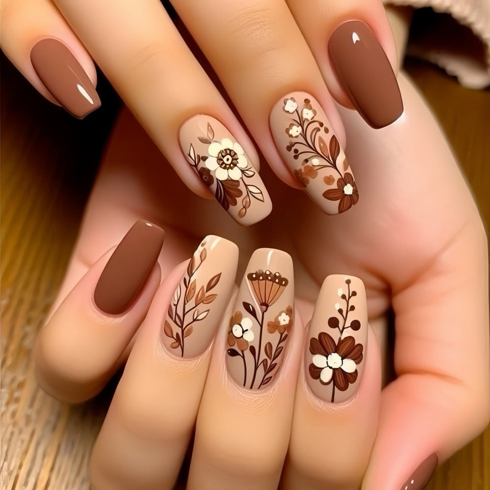 Kunstnägel mit filigranen Blumendesigns Brehn