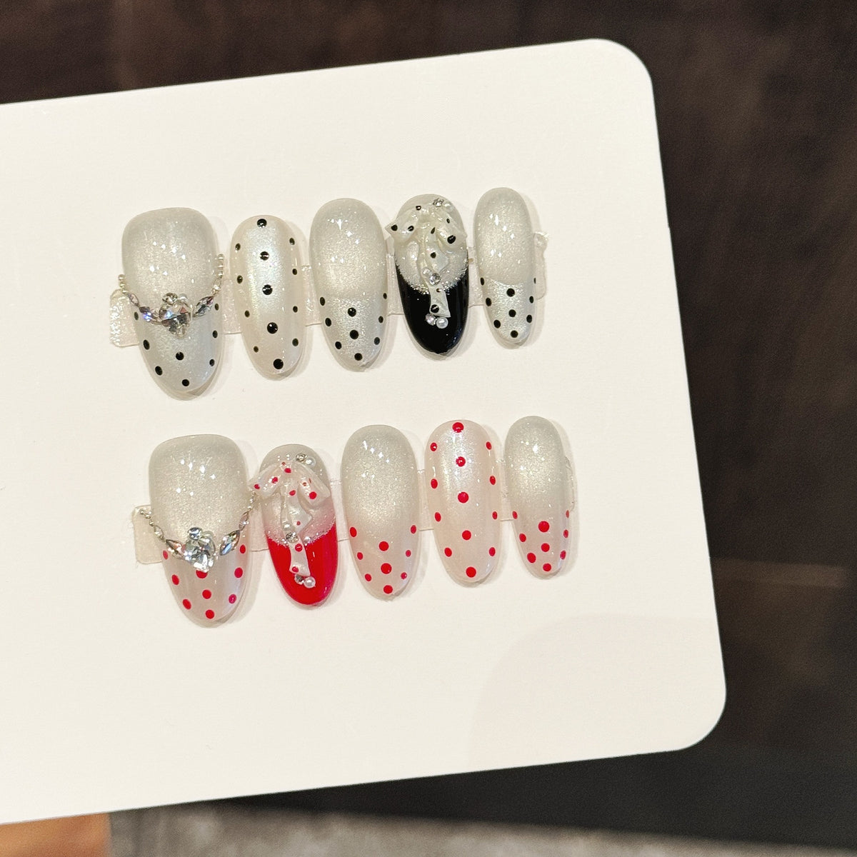 Dekoratives Press-On-Nagelset mit Punktdesign