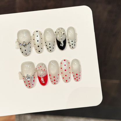 Dekoratives Press-On-Nagelset mit Punktdesign