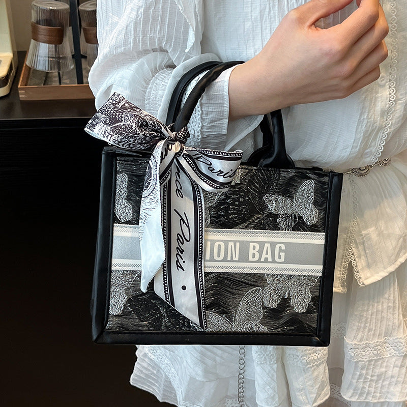 Strukturierte Handtasche mit modischem Band