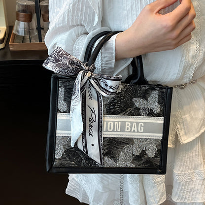Strukturierte Handtasche mit modischem Band